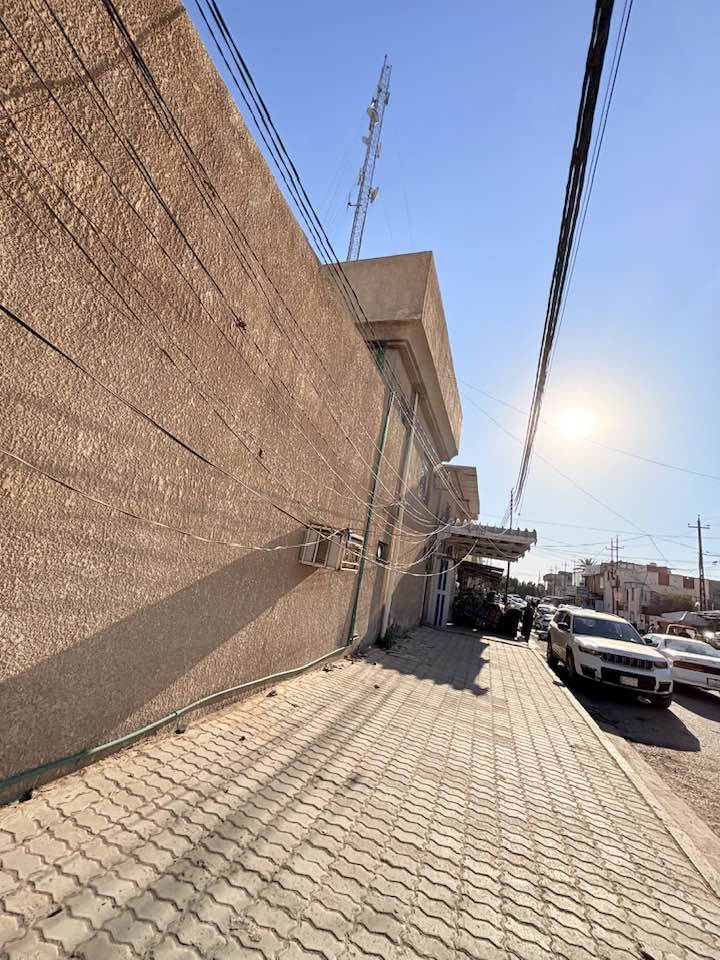 سلام عليكم دار للبيع في كربلاء مساحة ٢٠٠م 
ركن البيت تجاري مع محلات ثنين تجارية 
حي الحر 
للاستفسار الاتصال ***********-***********
