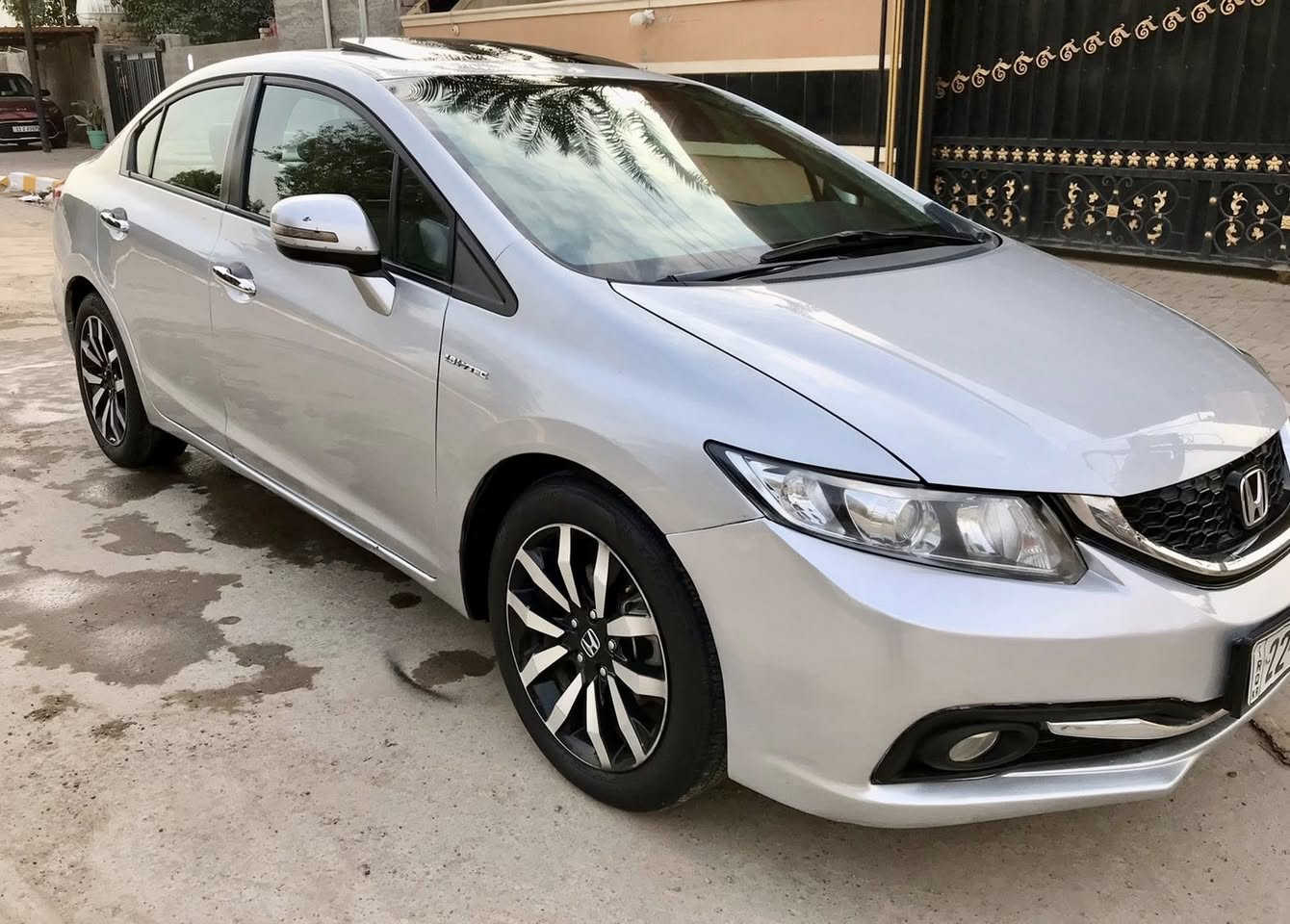 السلام عليكم اخوان للبيع هوندا سيفيك 2013 خليجي فول مواصفات عدا البصمة كير ومحرك مكفولات على وضع الشركة ماشية 168 كيلو متر
بيه صبغ قطعتين ونص بدون دواخل شرط بدون اي نقص السيارة رقم اربيل باسمي لحد 2030 
مكان السيارة/ الدجيل
السعر /97$ وبيه ومجال ان شاءالله 
الاتصال/***********
