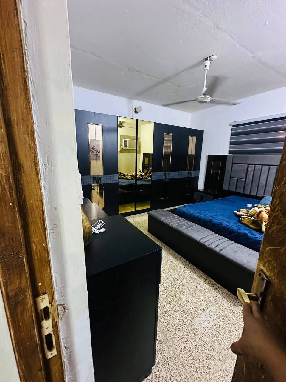 شقة للبيع طابق وسط فئة شهداء بدون تسديد كاملة نظيفة جداً مساحتها 135متر تحتوي على  غرفتين نوم مع كليدور مع مطبخ حار بارد مع صالة 7×4 مع مخزن مع بالكونات عدد 3 مع ديكورات الشقة متعوب عليها  ونظيفة جداً مستعجلين ع بيعته السعر والاستفسار على الرقم  *********** ///عنوان زين القوس مجمع الشهيدة اسراء مجاور مستشفى التركي الجديد مقابل مجمع الرواد
