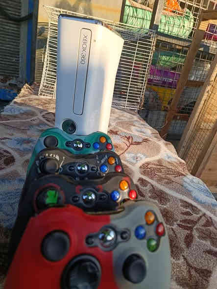 عرض نهاية العالم 🔥
للبيع اكس بوكس 360 باندل جديد بعدة ممفتوح اوربي ويا 4 يدات اصلي وحت مكان قرص شغال وهارد مالة 320g كل هذا ب 110 للأتصال *********** 
للعلم سعر اليدة الوحدة 20 الف واني مطيك 4 يدات
