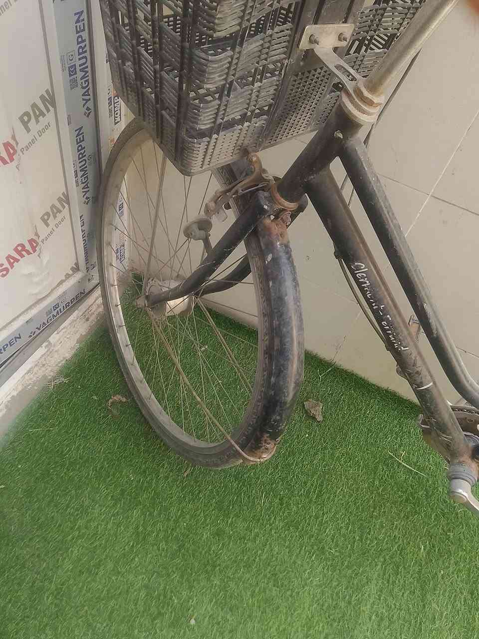 سلام عليكم بايسكل للبيع بي الويل الخلفي بي عواج قليل وهذا بصوره واظح حجم 26 سعره 50الف ***********/عنواني شهداء السيديه
