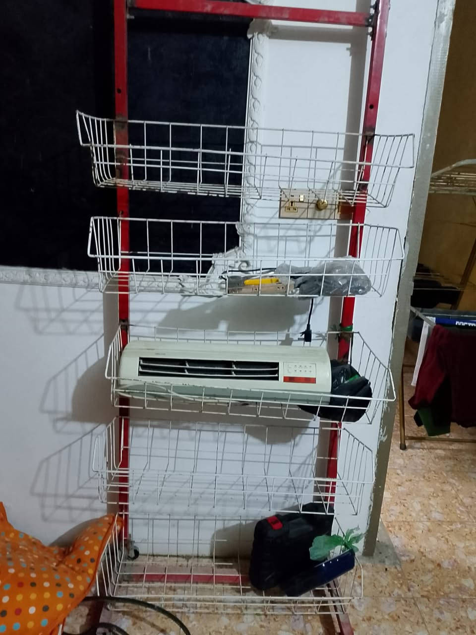 السلام عليكم
متوفرات رفوف حديد عرض ٢٠ سم + ٤٠ سم 
عارضات جبس عدد ٣ 
سفينة  
للبيع ***********
