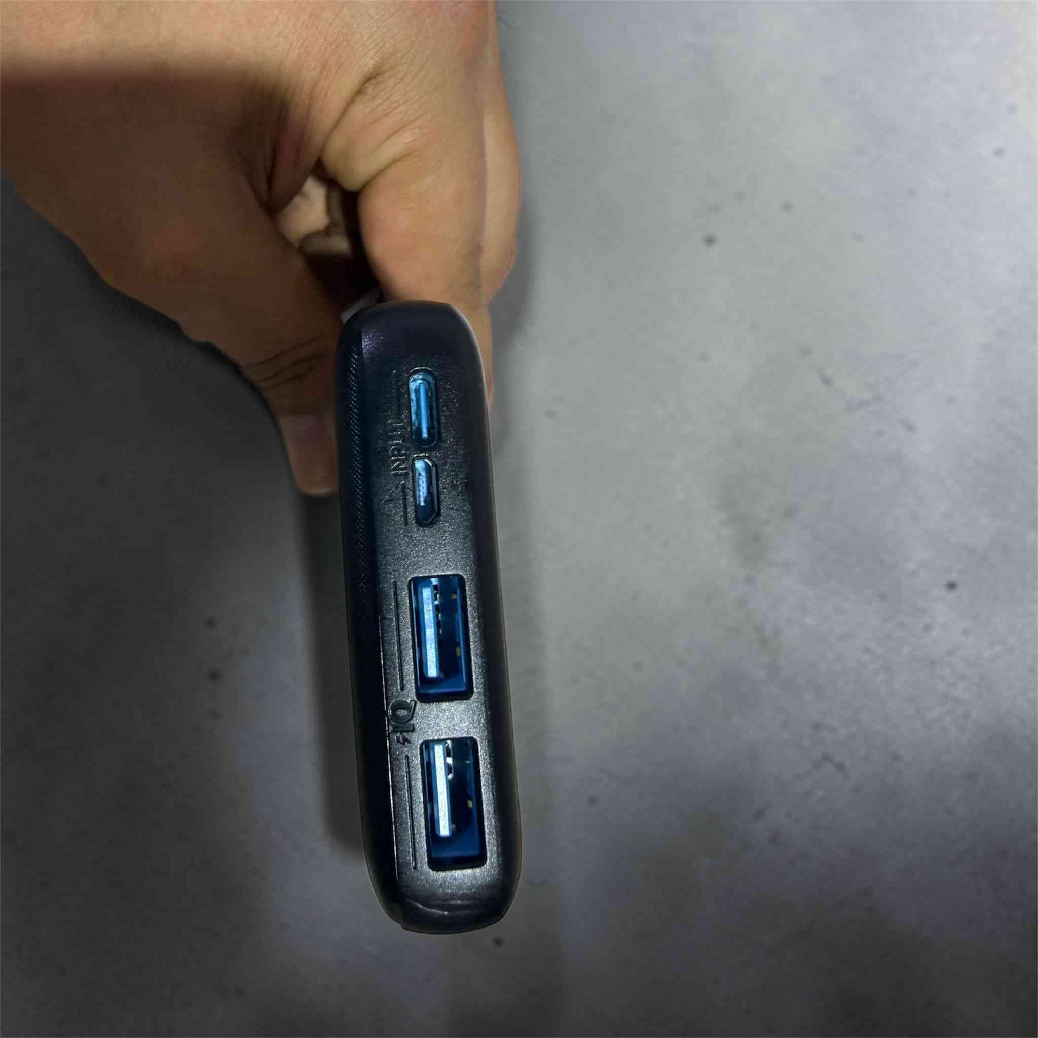 بما انو الكهرباء بدت تطفه وراح ايفيد الكل
باور بنك ماركه انكر استخدام قليل اخو الجديد
 حجمه 20,000
يشحن بقوه 73 واط
سعره 18 الف قفل
يوجد توصيل لجميع المحافضات
واتساب ***********
