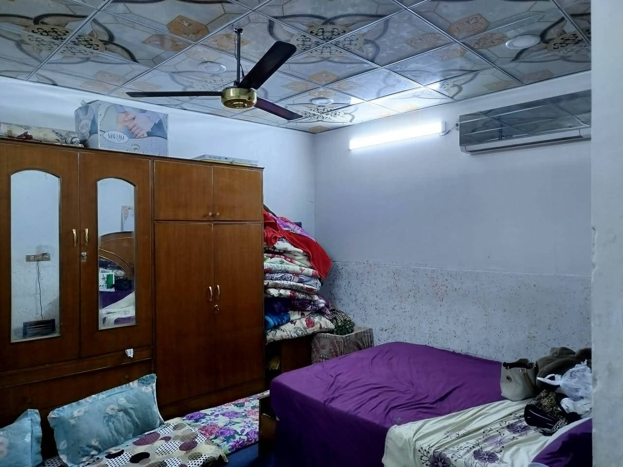 السلام عليكم بيت 100 متر الوجهيه خمسه ونزال عشرين يحتوي عله غرفه وصاله ومطبخ وصحيات كاشي وسقوف ثانويه وبورك تريده هوه والثاث لو بدون اثاث هوه والاثاث ب25 يحتوي عله ثنين سبالت وبردات المنزل ومراوح ثنين وكيزر وتانكي كاونتر وسنكي البيت كاشي العنوان انجف الاشرف قرب مخازن النجف الغذائية الاستفسار عله رقم التلفون وعل فيس ***********
