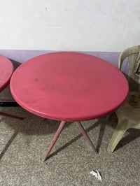 ٨ طاولات • كراسي