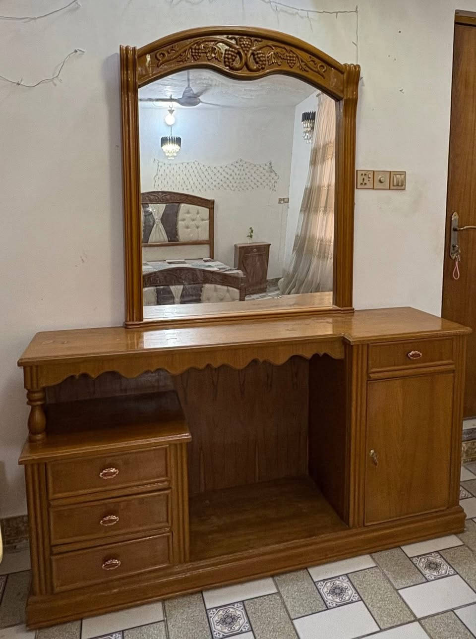 غرفة أخشاب صاج للبيع الكنتور ٦ابواب نضيفه جدا السعر مليون٣٠٠وبيها مجال (***********)رقم الواتساب
