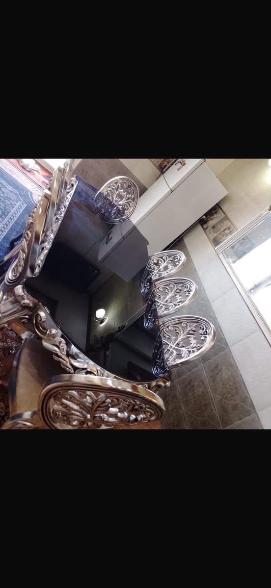 ميز طعام ٨ نفرات للبيع العنوان اربيل الشراي يتصل على الرقم *********** واتساب
