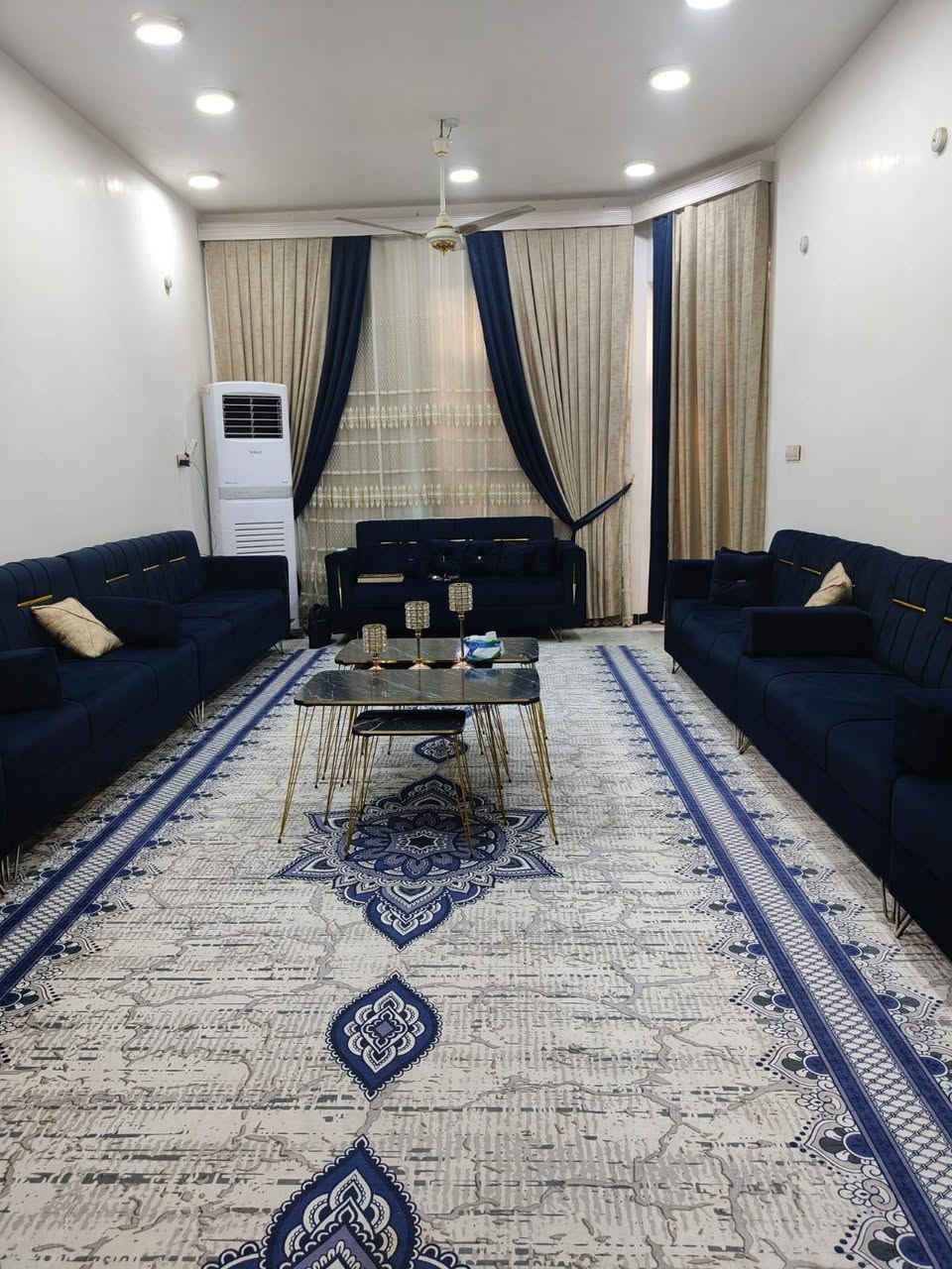 دار للبيع مساحة ٢٠٠متر في حي النداء
شارع المجمعات  يحتوي على استقبال ومطبخ حار وبارد وصالتين و ٦ غرف  أربعه سويت وحمامات خارجيه وداخليه الاستفسار على هذا الرقم  👈🏻 ***********
