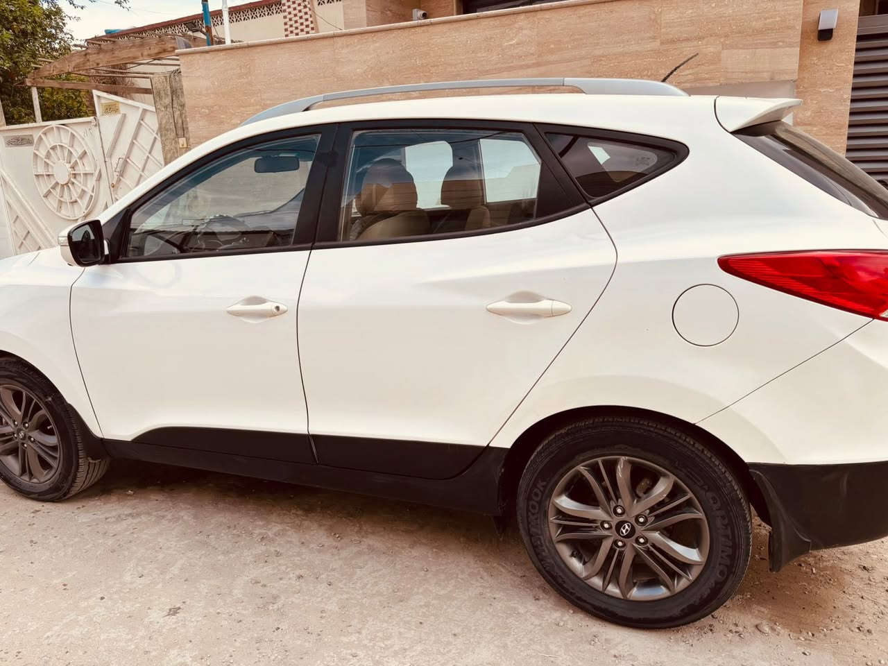 توسان ٢٠١٤ خليجي (من الشركة زيرو مشتريه يعني عند شخص واحدفقط)
قطعة وحدة صغيرة جدا جاملغ خلفي 

ويل كروم

كاميرا خلفية

شاشة اصلية

كلش بيه اصلي وممبدل عدا البطارية

رقم بابل السعر ١٥٤
***********
