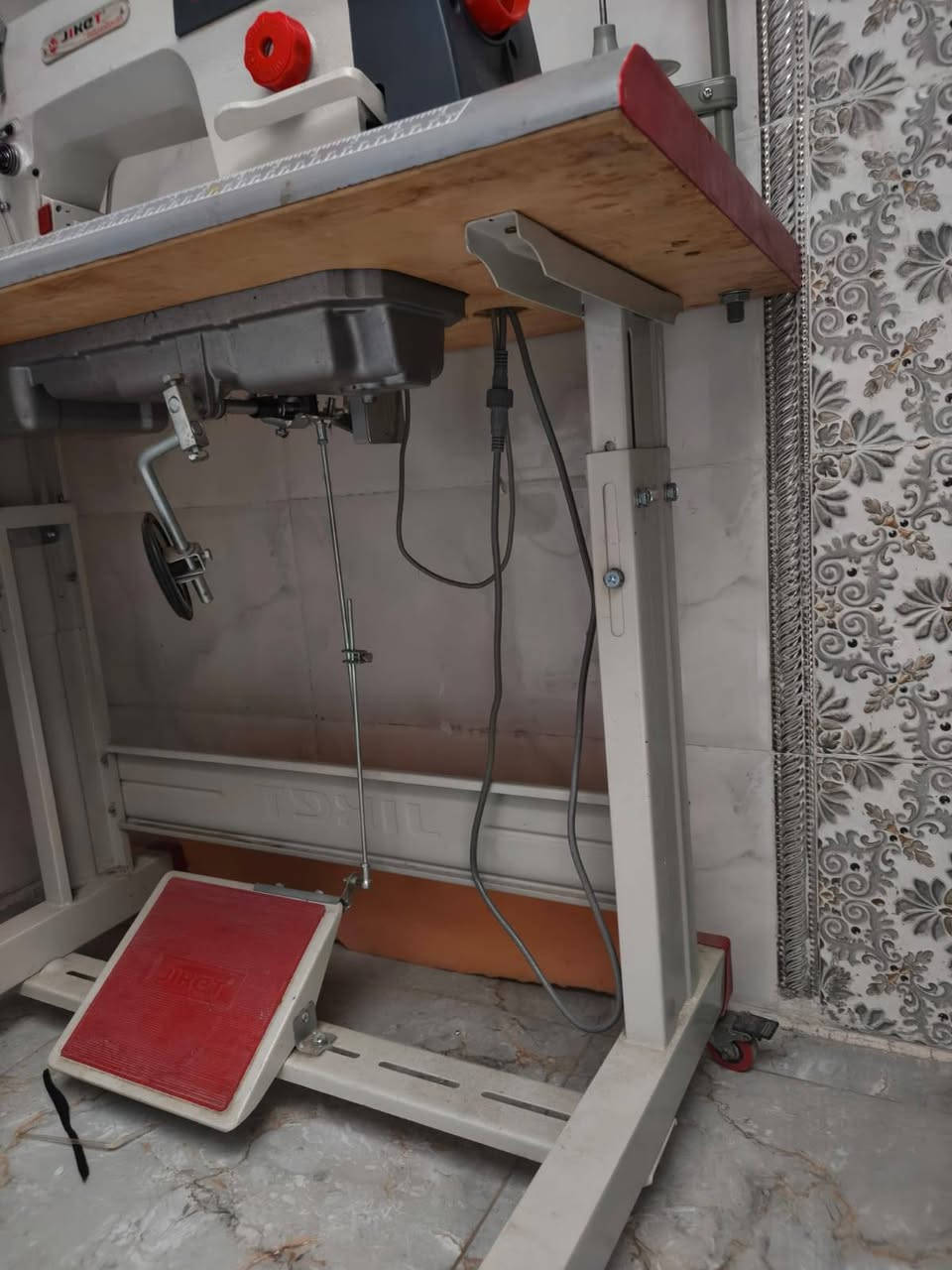 ماكينة خياطة صناعية درزة (Lockstitch) من شركة جاكيت (JIKET) موديل M2F (أو فئة الـ F4 المعدلة)، وهي ماكينة صناعية متطورة مخصصة للأقمشة الخفيفة والمتوسطة. 

أبرز مواصفات الماكينة ومميزاتها الأساسية تشمل:
⚙️ المواصفات والميزات الأساسية
ماتور داخلي (سيرفو) سحب مباشر (Direct Drive): الماتور مدمج داخل رأس الماكينة مباشرة، مما يجعلها كاتمة للصوت تماماً ومستقرة دون اهتزازات أثناء العمل. 

توفير عالي للطاقة: يستهلك المحرك طاقة منخفضة جداً ويوفر ما يقارب 60% إلى 70% من استهلاك الكهرباء مقارنة بالمكائن التقليدية ذات الماتور الخارجي الضخم. 

لوحة تحكم رقمية (شاشة شريطية): تتيح للمستخدم ضبط الخيارات بسهولة فائقة ومنها:
تحكم بالسرعة: زيادة أو تقليل سرعة الغرز بما يتناسب مع مهارة الخياط ونوع القماش.
تحكم بموضع الإبرة (Positioner): تحديد وضعية توقف الإبرة تلقائياً عند التوقف عن الخياطة (إما داخل القماش لتسهيل الدوران، أو مرتفعة للأعلى لسحب القماش). 

منظم طول الغرزة: بكرة ميكانيكية حمراء لتعديل المسافة بين الغرز بدقة
إضاءة LED مدمجة: تحتوي على ضوء قوي وموفر عند منطقة الإبرة لتسهيل الرؤية وتخفيف إجهاد العين أثناء العمل. 

نظام تزييت أوتوماتيكي: مضخة زيت داخلية تضمن وصول التشحيم لكافة أجزاء الماكينة تلقائياً لزيادة عمرها الافتراضي. 

السعر 450 الف استعمال جدا قليل 

عنواني بغداد الحسينية 

مبايل ***********
