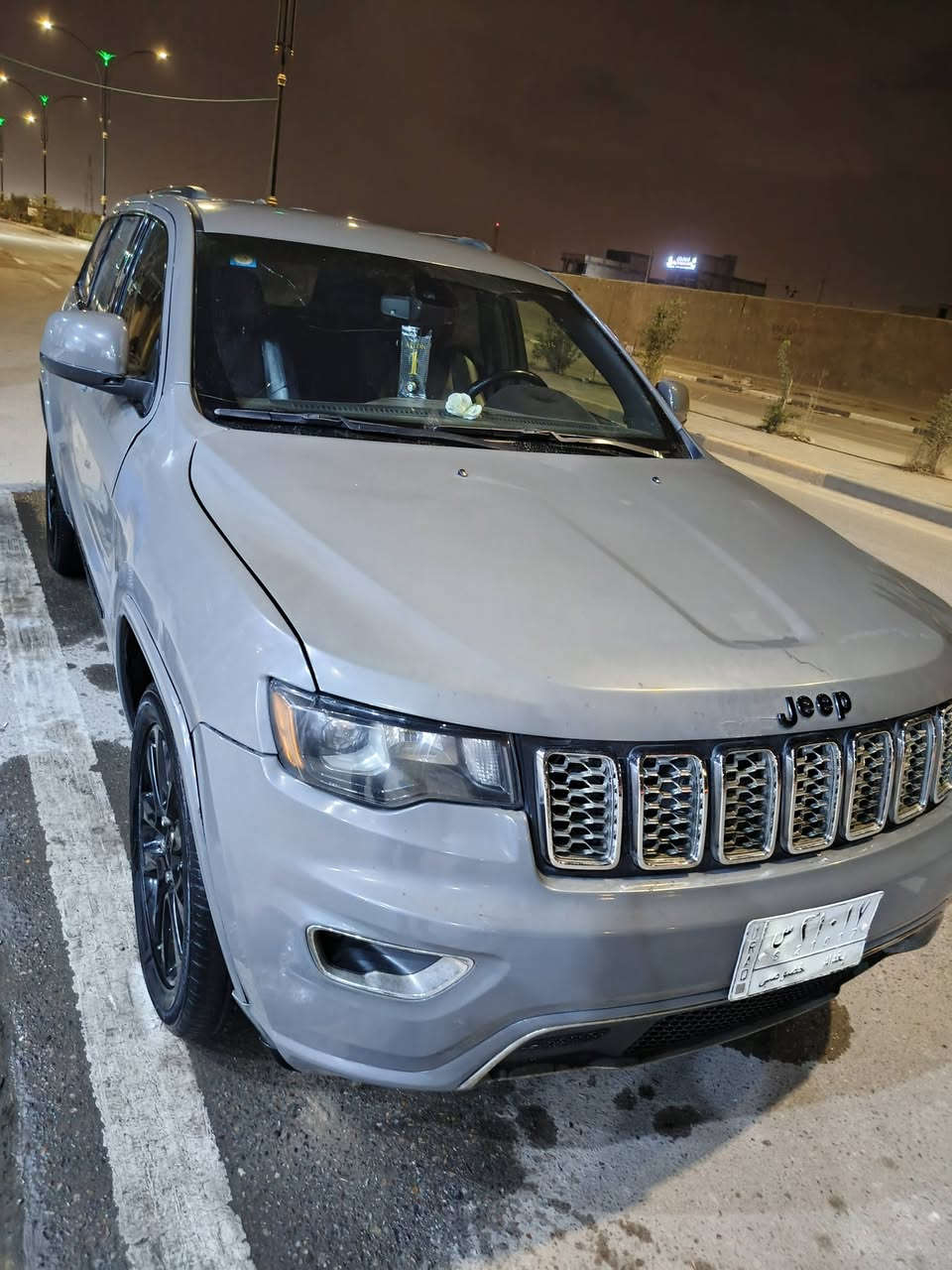 السلام عليكم جيب جراند شيروكي لون سنتي مديل 2021 وارد أمريكي سياره جاهزا من كلشي حادثه ماعده جاملغ الأيسر  والباب والبنيد بيه صبغ قليل تحويل ثاني يوم رقم بغداد مكاني بصره رقم  ***********
