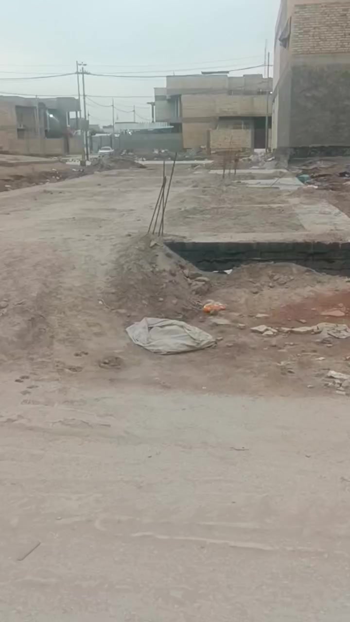 #للبيع قطعة ارض بالسياسيين
مساحتها 150م ، 7.5*20, 
بيها رباط 70*40 و عشر اشياش ابو ال 5، 
صب معمل الامير نجف،
هاي خارطتها ، يم المدرسه اللي بالسياسيين 
للاستفسار واتس اب ***********
