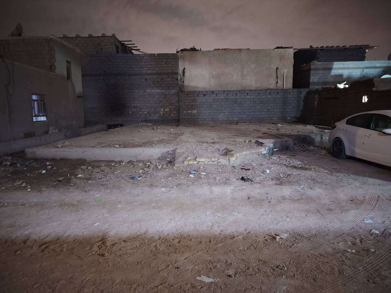 السلام عليكم بتلو للبيع تنومه شارع الرسول قرب الكورنيش مساحة 275م وقف سني للستفسار ***********
