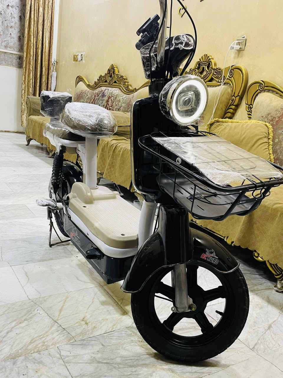 سلام عليكم  للبيع دراجه شحن حجم 14 
اربع بطاريات جديده 
تاير امامي خلفي جدد 
سويج بصمه كارت 
كهربائيات كله شغاله 
السعر 245الف وبي مجال 
مكان بغداد جديده 
اتصال ***********
