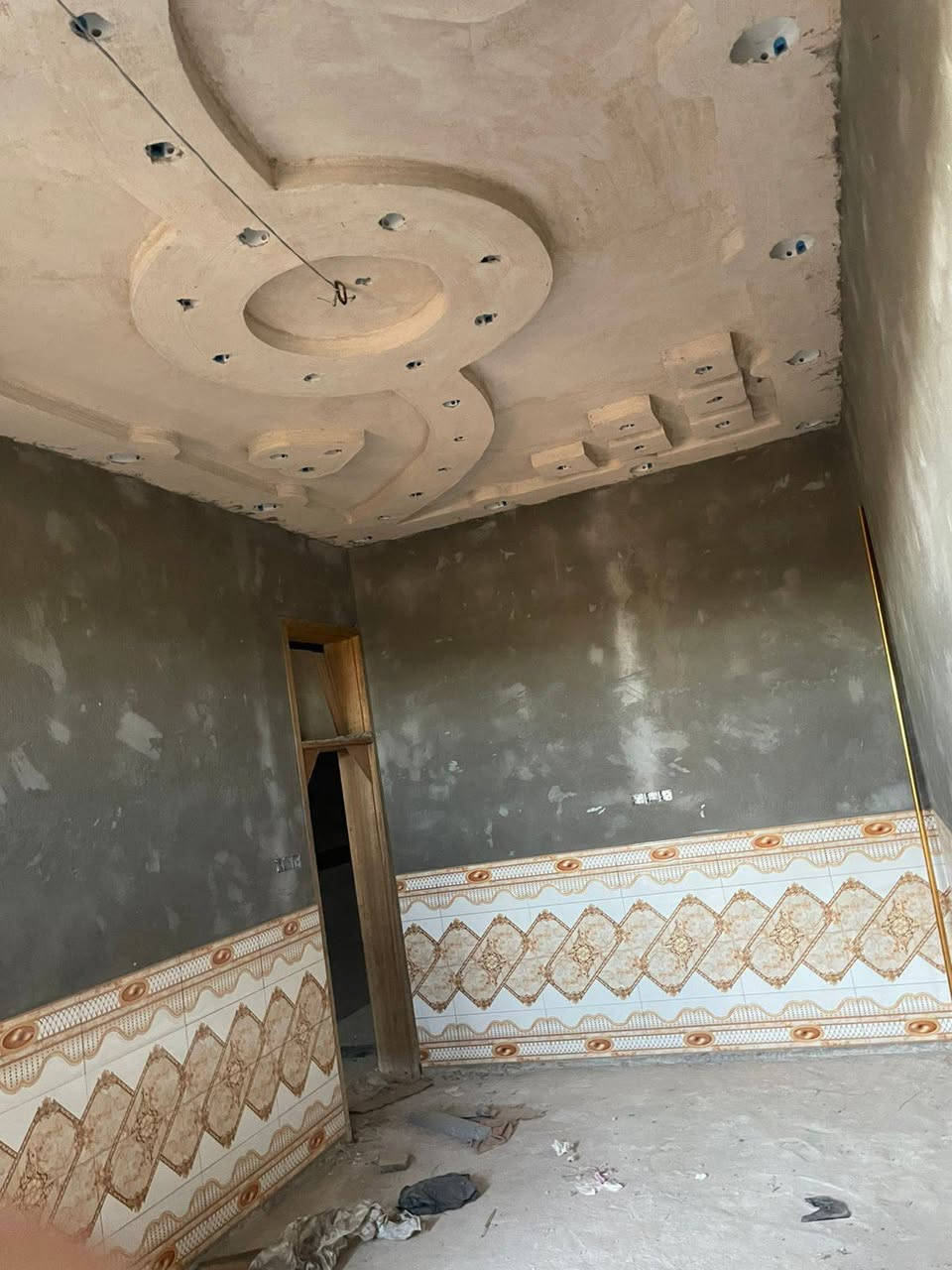 الدار للبيع في العماره حي الحسن العسكري دوانم لازم الساعدي
المساحه 125 متر 🏠 
(زراعي سند 25) يحتوي البيت ع استقبال و الصاله و مطبخ و صحيات داخليه وخارجيه و غرفه نوم البيت و الارضيه كاشي و الجدران سيراميك كل البيت  
البيت قريب ع سده ع تبليط ثاني بيت من شارع العام
(السعر 52💸) اتصل ع رقم ﴿***********﴾
