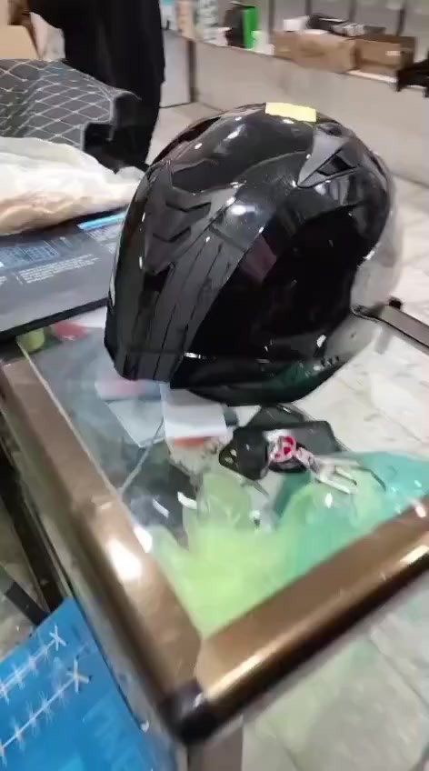 سلام عليكم عندي خوذه جديده وشرط اصليه فج قلاب بيها مريه شمسيه و مرايه ثانيه حتياط و كارتونته موجوده سعره 80 قفل ومتلكه نفسها و بيها 4 فتحات تنفيس ورقم سعره 25 قفل مكاني بغداد المدينه او بل حبيبيه رقمي وتساب ***********
