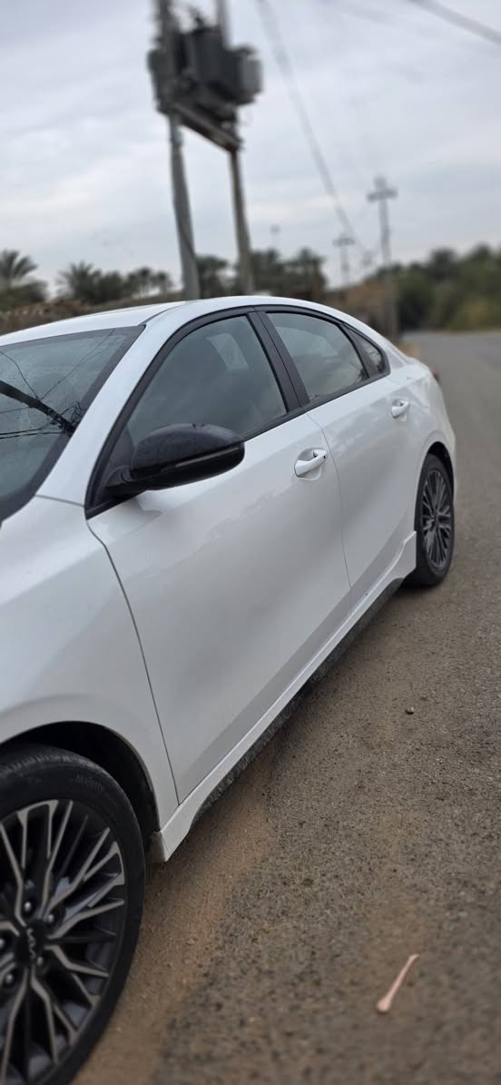 السلام عليكم فورتي حتي لاين اعله فئه السياره جديده استعمال شخصي بيه جاملغ وربع دعاميه رقم بغداد باسمي محرك ٢٠٠ السياره استعمال شخصي السعر ١٧٠ و بيه مجال لاستفسار ***********
