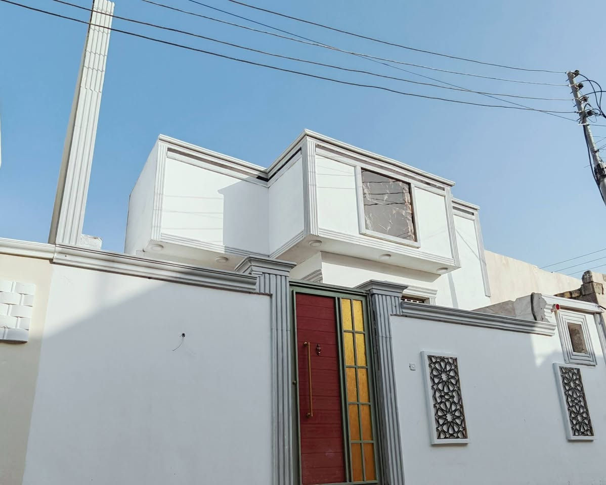 🏠 دار سكن للبيع (بناء حديث )
📍 الموقع: البصرة - أبي الخصيب - شيخ إبراهيم (شارع أبو نشمي).
⚖️ السند: طابو زراعي سند 25 (أصولي).
📐 المساحة: 100 متر.
🔹 تفاصيل الدار:
الغرف: (2) غرف نوم +  ديوان استقبال.
المعيشة: صالة داخلية + مطبخ (نظام أوروبي حديث).
الصحيات: داخلية كاملة + خارجية إضافية للضيوف.
🔹 المميزات:
تصميم عصري يستغل كامل المساحة.
منطقة سكنية هادئة ومكتملة الخدمات.
💰 السعر: 68 مليون دينار.
📞 للاتصال والاستفسار: ***********
       ***********
(صور الدار مرفقه، للمعاينة الواقعية)
