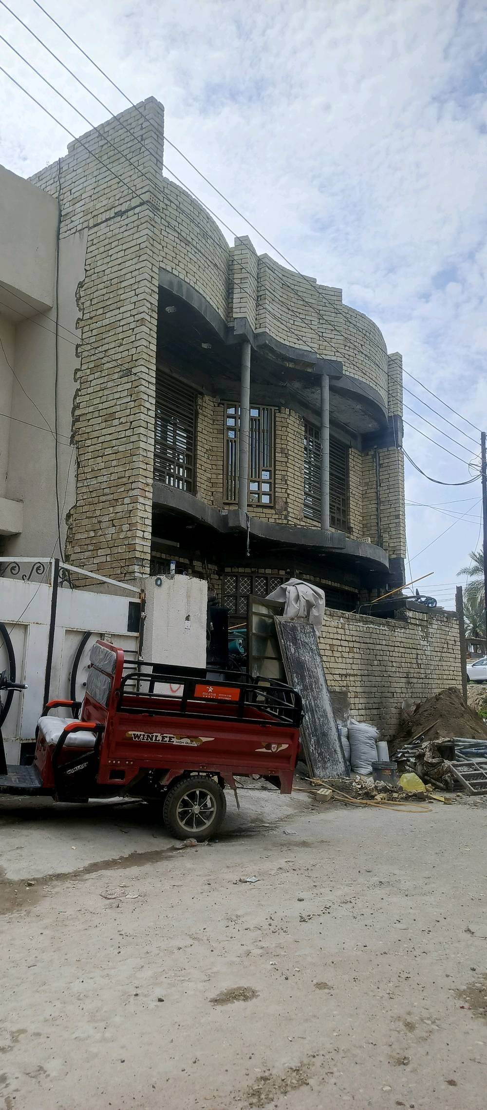 بيت للبيع جسر ديالى محله 105
 مساحه  م100
سند 25
1 استقبال
3 غرف نوم
3 حمام