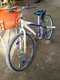 بايسكل حجم 24السعر 45 بي مجال قليل مكان بغداد وره سيطره الشعب القديمه ...