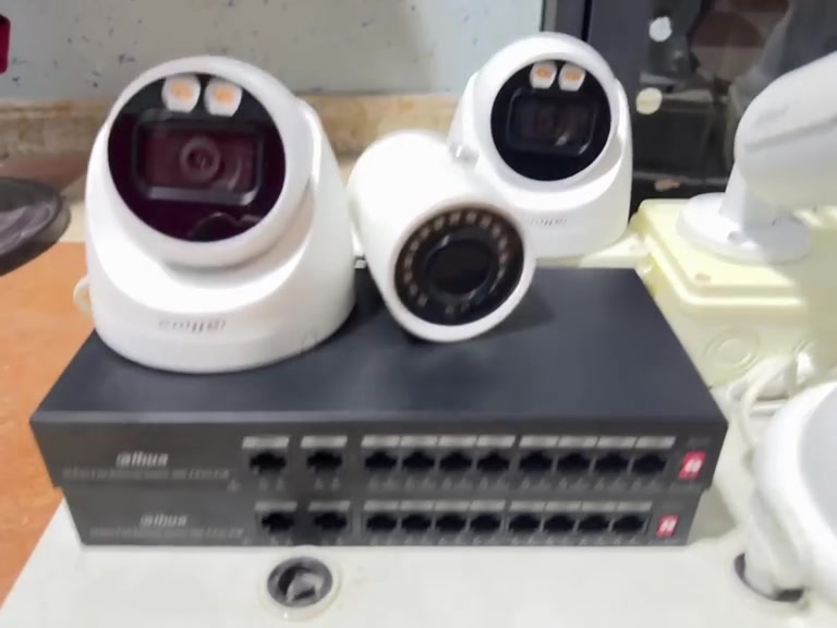 كاميرات مراقبة Dahua شبكية (IP) بدقة 4MP عدد 10 مع السويتشات
السلام عليكم

تفاصيل العرض والمواصفات:

1️⃣ الكاميرات (العدد الإجمالي: 10 كاميرات دقة 4MP):

عدد (2) كاميرا داخلية (صوت وصورة ملون):

الموديل: HDW2439T-AS-LED

المميزات: تحتوي على مايك مدمج لتسجيل الصوت بدقة، وتدعم خاصية Full-Color (رؤية ليلية ملونة بالكامل على مدار 24 ساعة كأنها في النهار) [!].

عدد (5) كاميرات داخلية/خارجية (صورة ورؤية ليلية ذكية):

الموديل: HDW1431SP

المميزات: دقة 4 ميجابكسل ممتازة للممرات والصالات، رؤية ليلية بالأشعة تحت الحمراء (أبيض وأسود) تصل إلى 30 متراً بجودة عالية.

عدد (3) كاميرات خارجية (صورة ورؤية ليلية فقط):

المميزات: هيكل خارجي متين مصمم لتحمل الظروف الجوية القاسية (شمس، مطر، غبار) وممتازة جداً لتأمين السور الخارجي أو الكراج بالليل والنهار.

2️⃣ السويتشات (PoE Switches) المشغلة للمنظومة:

عدد (2) سويتش تشغيل:

المميزات: سويتشات مخصصة لكاميرات الـ IP، تقوم بنقل الطاقة (الكهرباء) والبيانات للكاميرات عبر كابل الشبكة مباشرة دون الحاجة لمداور طاقة أو وايرات إضافية (خاصية PoE) [!].

السويتشات تكفي وتشغل الـ 10 كاميرات وزيادة، وممتازة جداً لتوزيع الكاميرات وتسهيل التسليك.

3️⃣ الكابينة والصناديق (الحماية والتنظيم):كابينة (راك حديدي) ماركة ZEUS الأصلية:المميزات: حجم مناسب بـ واجهة زجاجية قوية وقفل أمان ومفتاح [!]. مخصص لحفظ جهاز الـ NVR والسويتشات وحمايتها من الغبار أو العبث والسرقة.
 (2) صندوق بلاستيكي كبير (ترانكينج/صناديق تجميع):المميزات: الصناديق الكبيرة الموضحة أسفل الكاميرات، مخصصة لتجميع وتمديد الأسلاك بشكل مخفي ونظيف جداً داخل البناية لحماية التوصيلات والحفاظ على المظهر الجمالي للمكان.

يوجد توصيل

مراسله واتساب ***********
