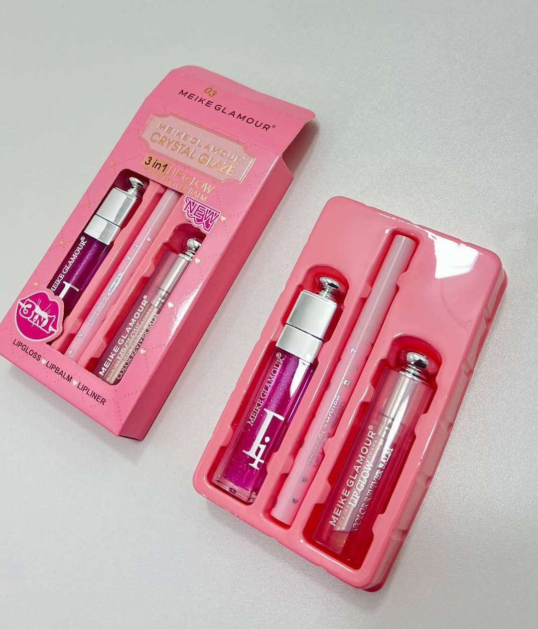 طقم ملمع ومرطب شفاه Meike Glamour هو منتج تجميلي للشفاه يُسوق كمنتج "3 في 1" يجمع بين ملمع الشفاه ومرطب الشفاه ومحدد الشفاه.
تفاصيل المنتج
الاسم: Meike Glamour Crystal Glaze 3 in 1 Lip Glow | Color Reviver Balm.
الوظائف: يوفر المنتج لمعاناً حريرياً (ملمع شفاه)، وترطيباً عميقاً وراحة فورية (مرطب شفاه)، ويحدد الشفاه بلطف (محدد شفاه).
يحتوي على كلوس للشفاه يحتوي على بلسم ذكي يعيد إحياء اللون الطبيعي لشفتيكِ، مما يمنحها نعومة وامتلاءً ولمعاناً كريستالياً جذاباً.
الاستخدام: يتميز بتركيبة خفيفة ومثالي للاستخدام اليومي للحصول على تأثير متوهج فوري.

كلوس ومحدد  ولون شفه

ذني بيهن 4 اشكال 
للحجز والاستفسار راسلينا خاص �
#جنط_نسائية #اكسبلور_العراق #تفاعل #عناية #جمال #بنات #اكسبلورexplore 
#فيسبوك_العراق #بنت_عراقية #مكياج #fyppppppppppppppppppppppp


**إذا كنت صاحب هذا الإعلان وتريد حذفه لأي سبب، رجاءا أرسل رسالة إلى الدعم الفني**