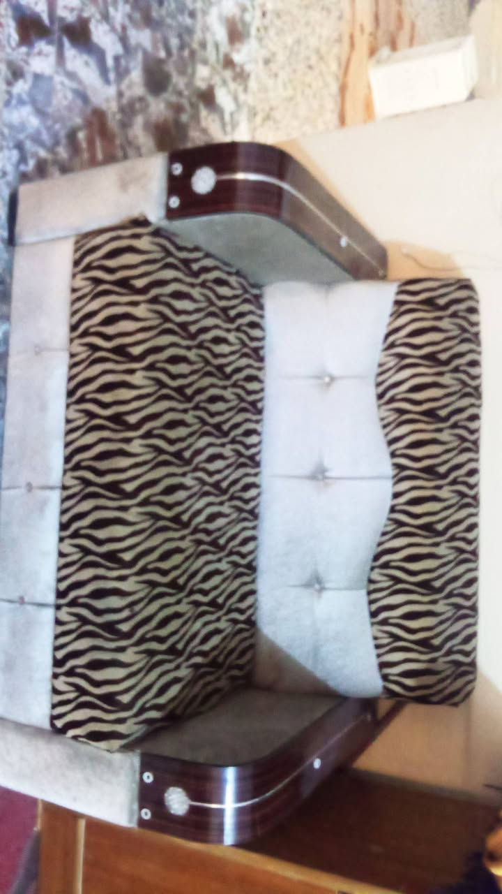 السلام عليكم يوجد تخم قنفات  ٦ قطع عشرة نفرات نضيف  جدا للبيع للاستفسار *********** المكان بغداد الرصافه
