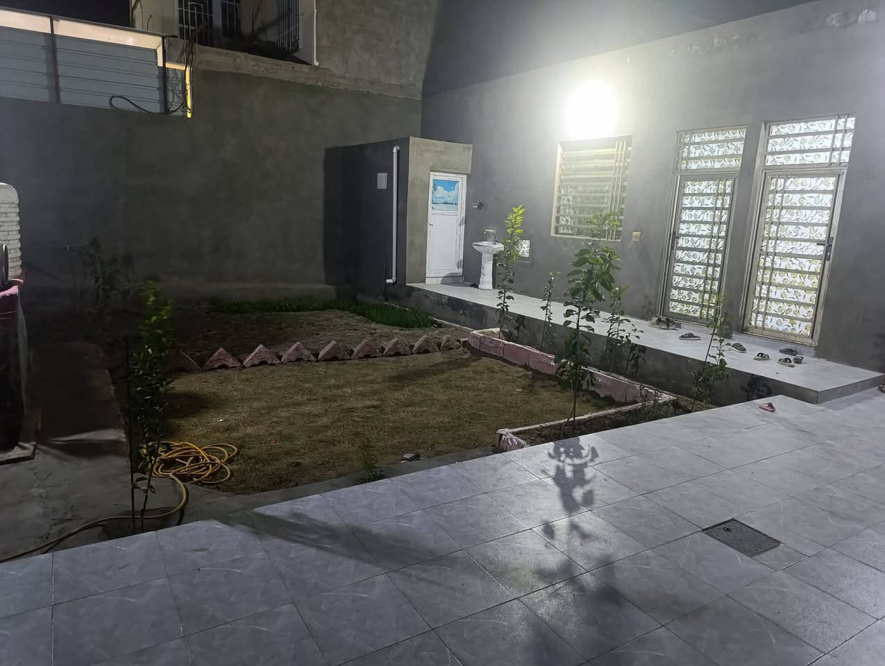 سلام عليكم  240متر للبيع بناء بلوك وعكاده اساس صب كونكريت يحتوي على غرفتين او صاله وستقبال طول صاله 12متر طول استقبال 8متر شارع المطار بشارع علكم بشارع حاتم الخير نهايت المقرنص  ***********
