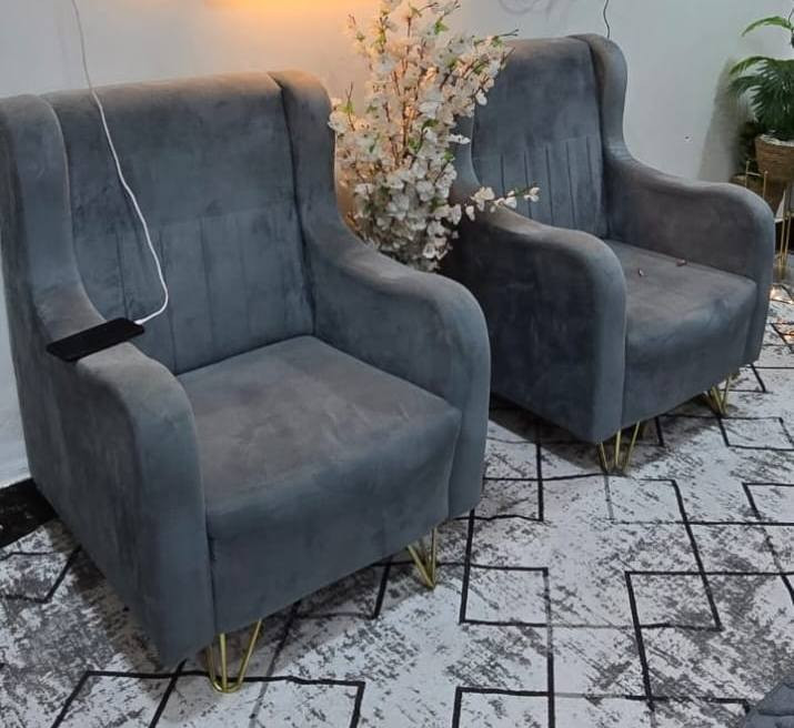 السلام عليكم تخم اخو الجديد
2 كبار 
1وسط
2 كراسي 

السعر 250 وبي مجال 

***********
العنوان الشهامه
