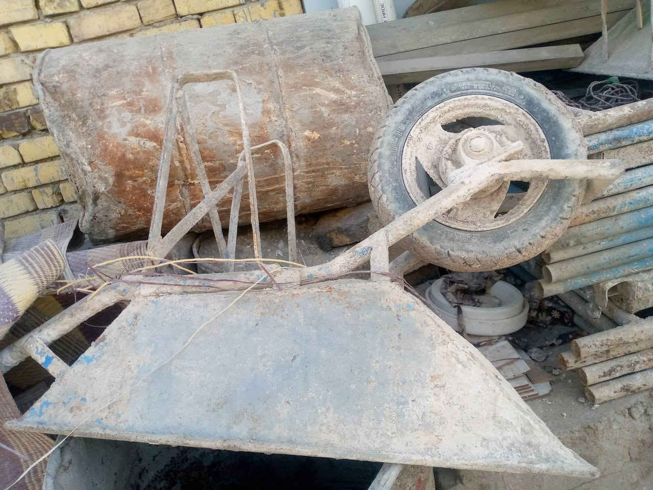 السلام عليكم سكلة للبيع اقفاصة عدد 6كاملات انضاف ولوحات حديد عدد 3 وعرباين عدد 2 وحدة منهن بس تاير عوزهة براميل عدد 9 مصاطر اخو الجديد غراض كاملة
