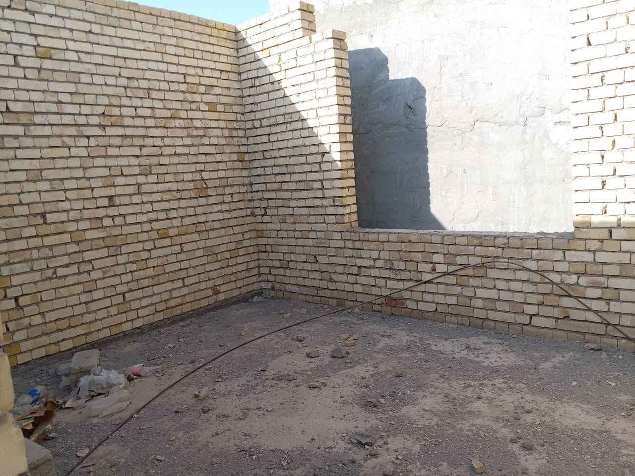 هيكل للبيع مساحة 200متر
غرفتين + حمام +مطبخ+هول +مضيف+حمام خارجي 
طابو زراعي
السعر 47  
مقابيل قاعة اوسكار الجهة الثانية
يبعد عن الشارع العام دقيقتين 
التواصل ***********
