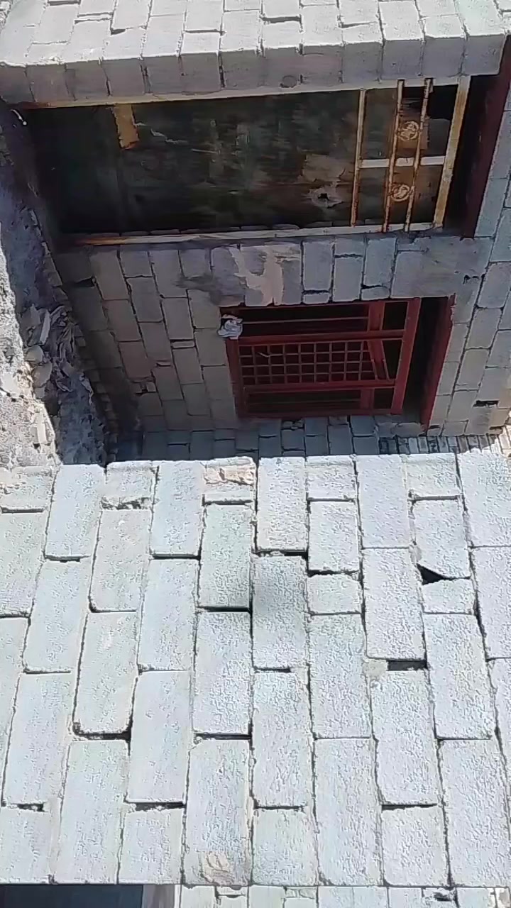 السلام عليكم بيت للبيع في البيكات المساحة 200 فرع حسينية آل جخيور كافت الخدمات بيه ماء ومجاري دفن وكهرباء وانترنيت ضوئي و الشارع مشمول بلصب والسعر مناسب ***********واتساب موجود
