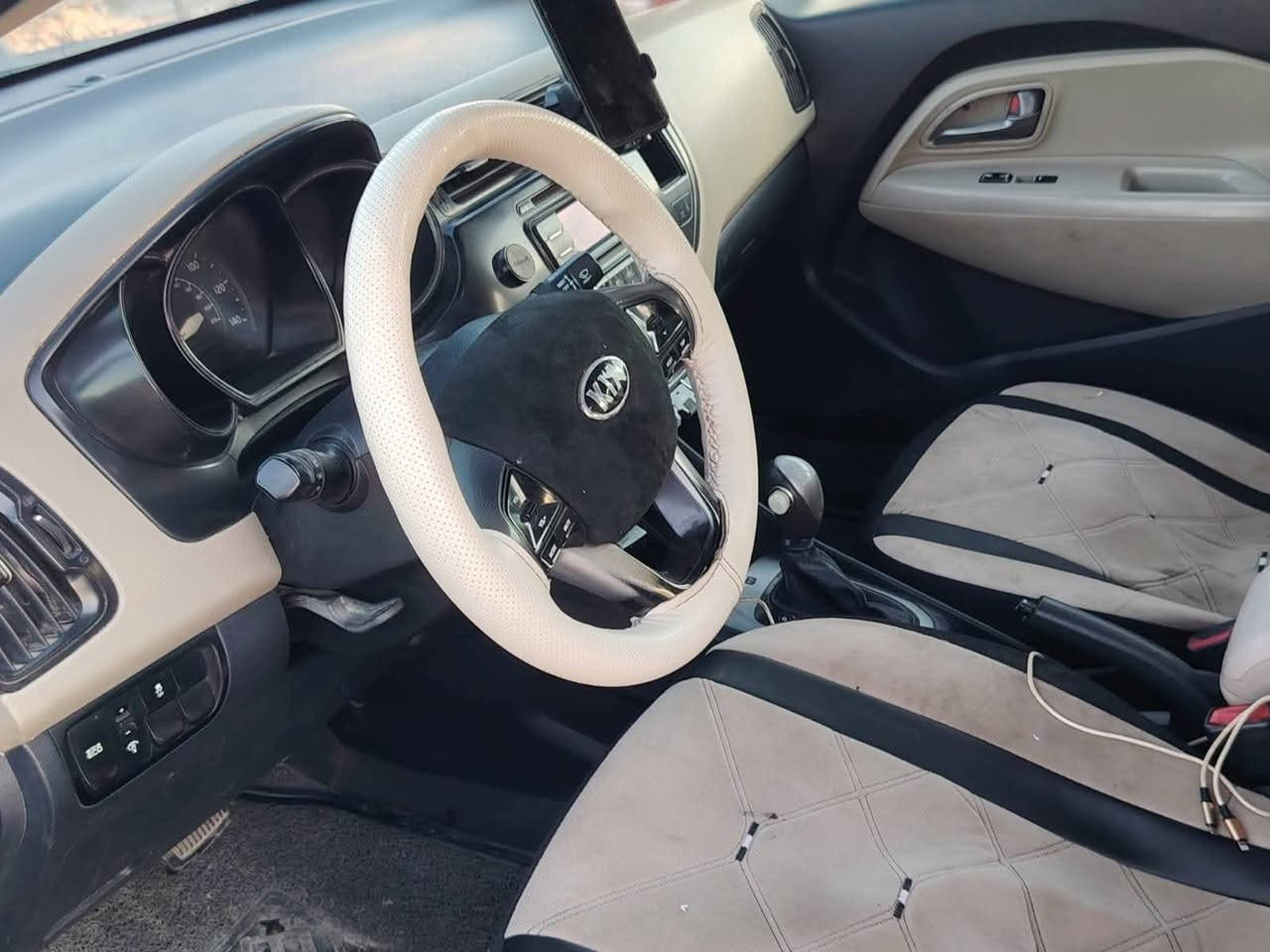 كيا ريو 2013امريكي سياره جديده مابيها اي نقص مكفوله من الضربه والمعجون رقم بغداد دولي مصفره هيىه كامله السياره السعر 80وبيها مجال العنوان الدوره هور رجب رقم 
***********
