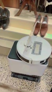 مكنسه كهربائيه نضيفه بس بيه نقص قاعده خزان مي  الكنس شغال السعر ٣٥٠ بي...