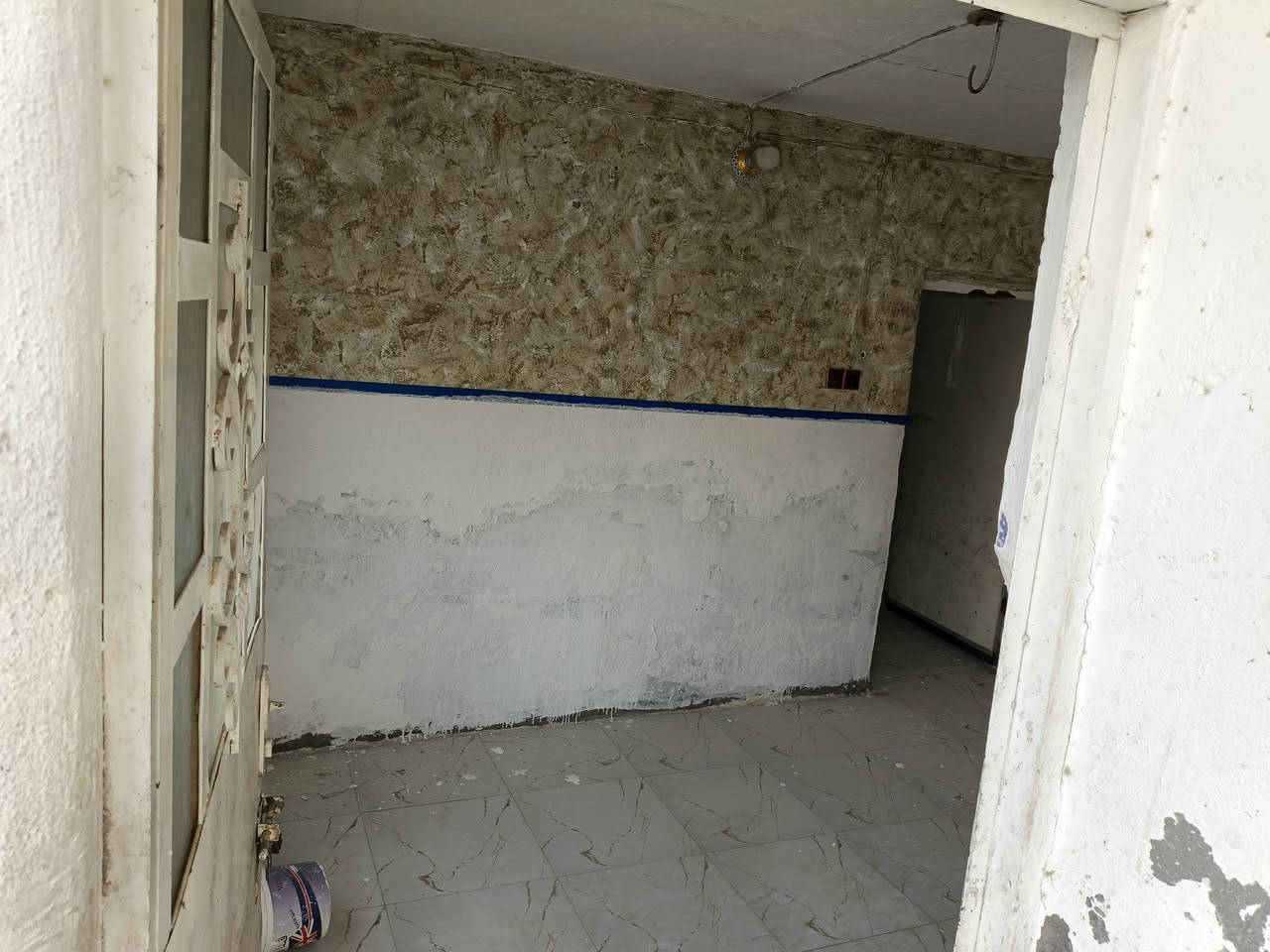 بيت للبيع يم المدرسه وقف الشيعي يتكون البيت غرفه صاله ومطبخ مجمع صحيات الشارع التبليط المساحه 220 والسعر خاص ***********
