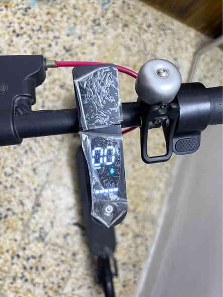 السلام عليكم 
سكوتر شحن
سرعة 30km\h حقيقي شرط
بيه 3 انضمة قيادة اقتصادي وعادي وسبورت
السرعة شرط 30 حقيقي طيران
يتحمل وزن 100 كيلو شرط
استخدام من ساعة الى ساعتين حسب الوزن
بطارية ليثيوم حجم كبير جديدة شرط شرط شرط قبل سبوعين اخذتها ب 80 الف 
شرط يمشي مسافات حيل طويلة
بيه وقافية صفح
ولايت قوي
وبريك دسك قوي
والسحب مالو حيل قوي
تايرات جديدة امامي وخلفي
يصلح لعمر من 8 سنوات اقل شي لان حجمو كبير
وللشباب يتحمل وزن 100 كيلو شرط 
السكوتر كامل وما بيه اي خلل شرط
الستيرن ينطبق مثل ما موضح بالصورة
بيه برنامج يتصل بل مبايل تتحكم بيه
وبيه مثبت سرعة 
عنواني موصل ايسر شراي اتصل موجود توصيل جميع المحافضات
***********
السعر 175 وبيه مجال للشراي موصل
