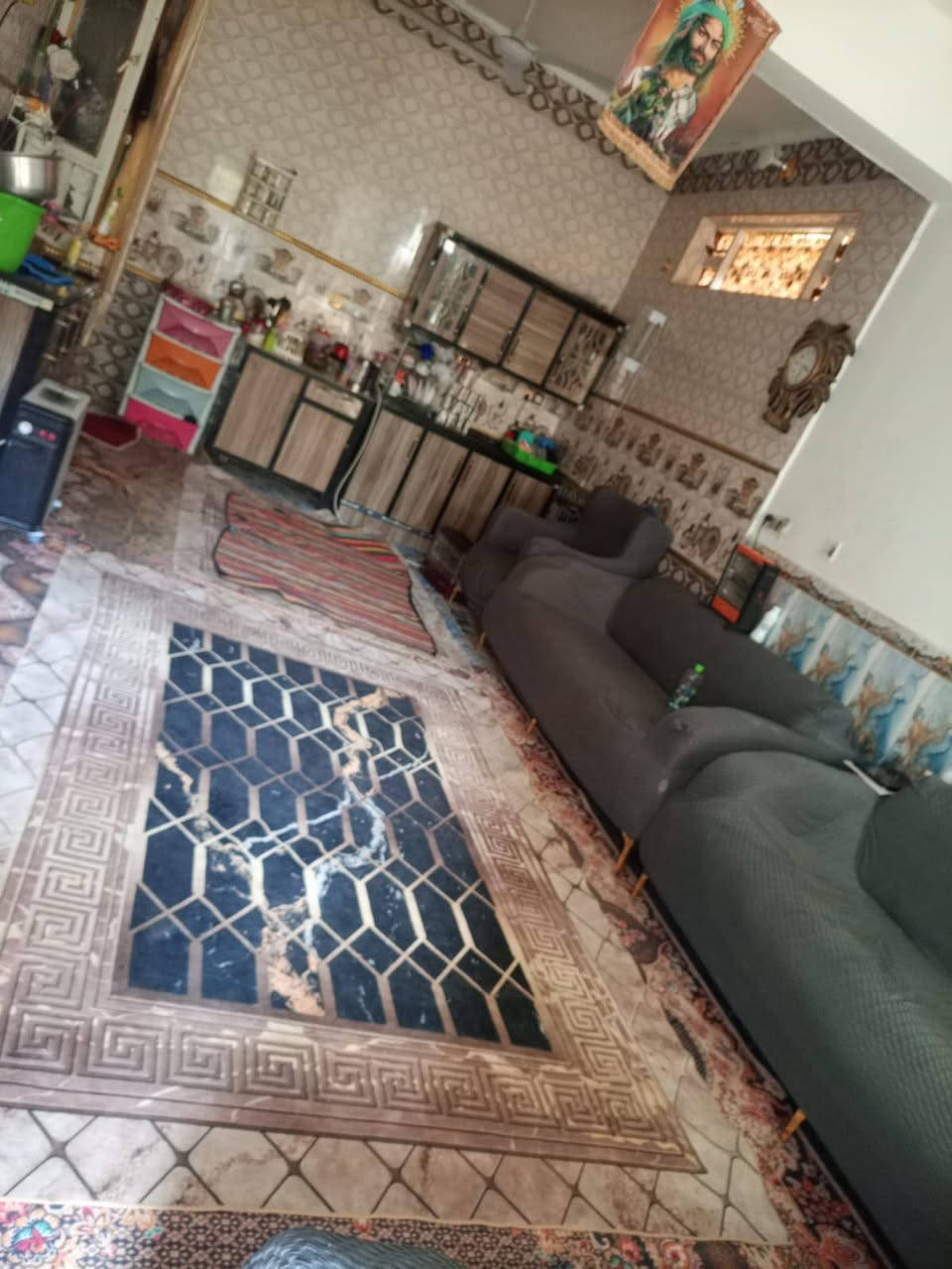 دار للبيع 100 متر مربع ركن علة شارعين مقابيلة ساحة  الجمعيات يحتوي على استقبال غرفة نوم صحيات منور صالة مفتوحة عالمطبح مع مطبخ حراري وغرفة ثانية بالطابق الثاني السطح ايزوكام السعر  خاص  الاتصال ***********
