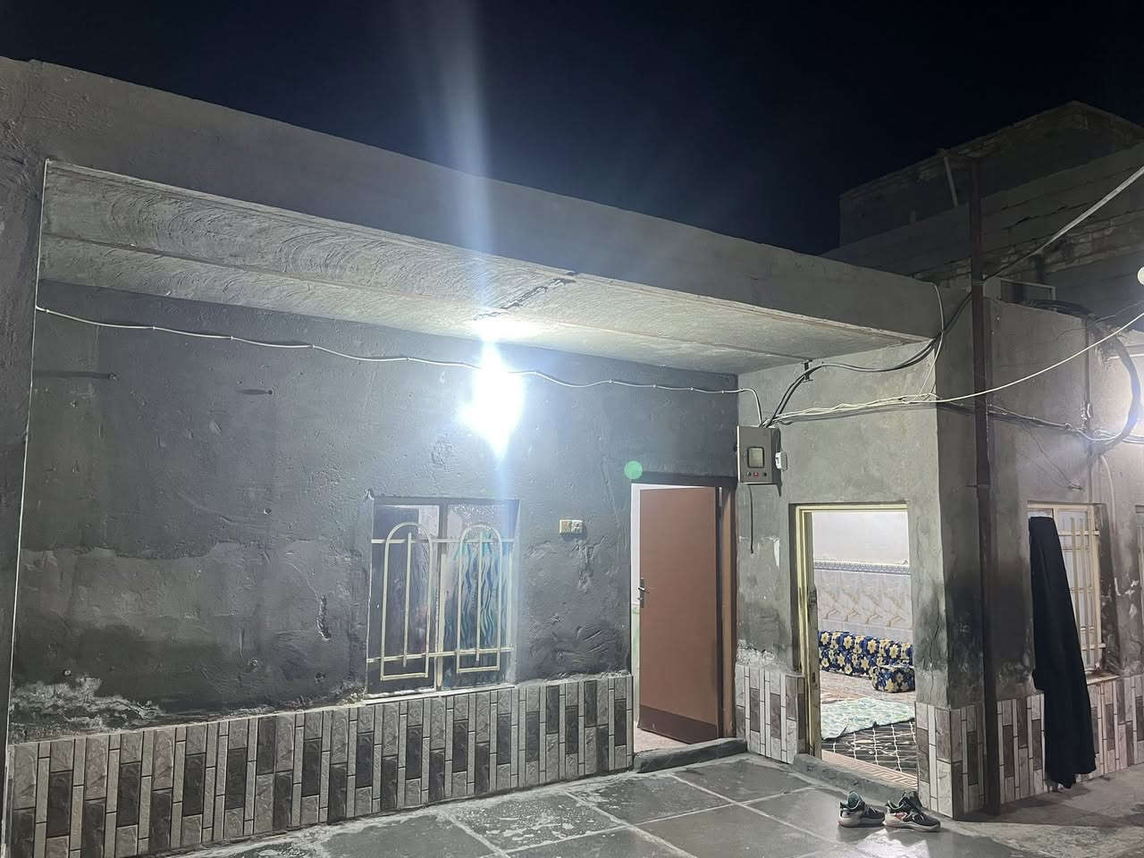 سلام عليكم 
الدار البيع 
حي العسكري شارع الصب قرب مولد ياسر 
المساحه ٢٠٠ متر 
٣ غرف ستقبال وصاله ومطبخ 
الستفسار *********** وتساب
