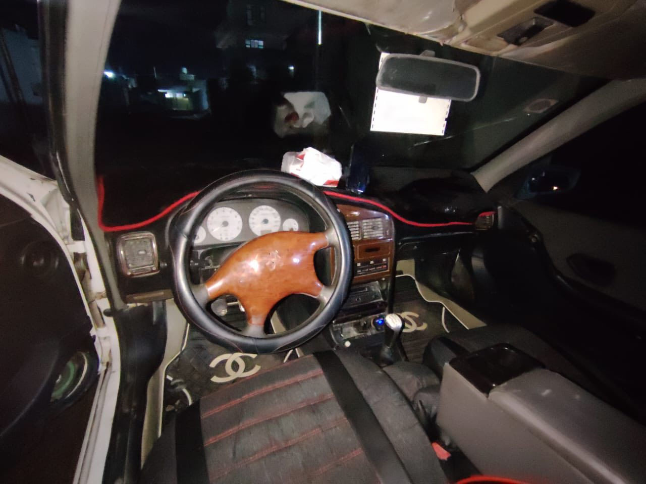 سلام عليكم 
بيجو بارص خصوصي مديل 2011
سنويه 29 بسمي
تخم تاير خط ابيض 
كير ومكينه فرنسي جدد 
حداديه 60/100 
طخاتها مثل ماموضح بلصور مبينات 
دوشمه جديده 
كهربائيات كامله 
سياره كلشي ماناقصها 
السعر 32  
اتصل ***********
