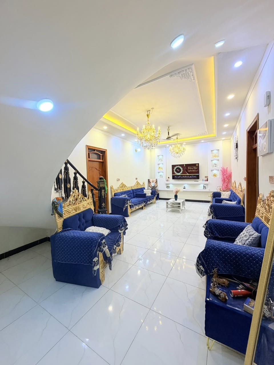 بيت للبيع في شارع السفينة في شارع السيدة زينب مساحتة 500م يبعد عن الشارع العام 200م بيت طابقين بناء جديد وحديث 2025 كل السقوف ديكور مغربي كما موضح في الصور بناء الطابق الاول ديوانية وصالة وهول وكلدور وغرفتين ومجموعة صحيات ومطبخ حار وبارد وبناء الطابق الثاني غرفتين وصالة ومجموعة صحيات 

للاستفسار فقط ع الرقم متواجد 

***********

***********
