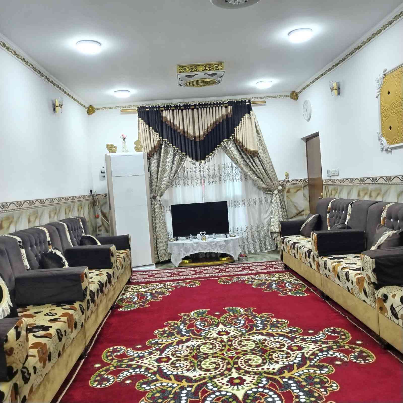 السلام عليكم دار للبيع في حي الزهراء مقابل ثانوية الانتصارات مساحة ٢٠٠ متر طابقين بناء طابوق يحتوي على ٣غرف استقبال هول مطبخ ترك خلف البيت وبجانب البيت صحيات داخلية وخارجية البيت نظيف جدا السعر ١٠٠ الاتصال ع الرقم ***********
