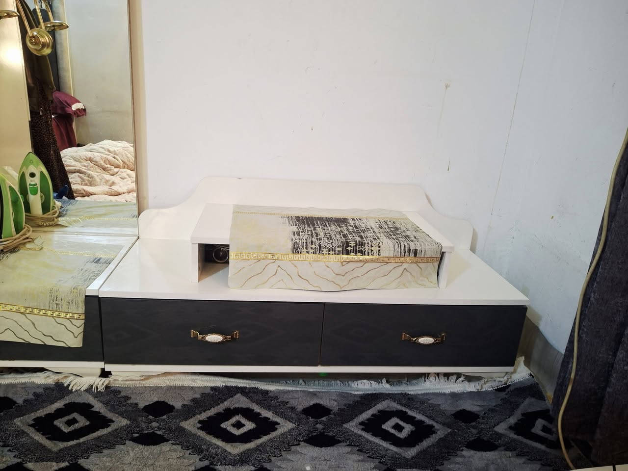 غراض بيت للبيع 
ميز بلازما مستخدم قليل 
تاج جربايه 
وفرشه 
السعر خاص مناسب 
او ***********
