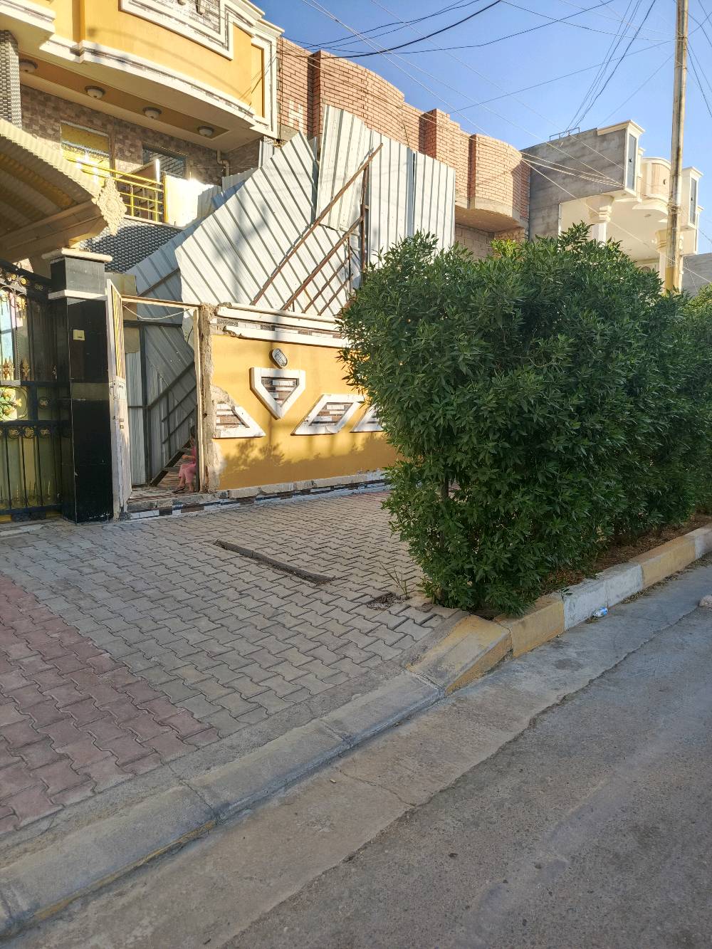 دار للبيع الانبار رمادي حي التأميم..
مساحه 200 طابقين يحتوي ع 5 غرف نوم صاله واستقبال و3 حمامات مطبخ