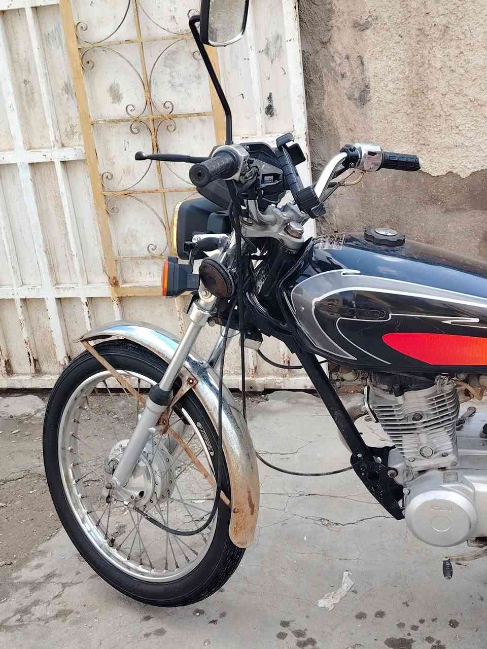 سلام عليكم دراجة ايراني ربعة كير البيع 
دراجة موديل 2023نضايفة كلش كهربايات كلهة شغالة دراجة نضيفة مكينة بل جيس ملاحضةصندوك مو وياهة رقم ***********
