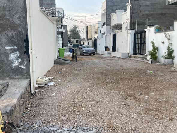 قطعة ارض  تجاوز 180 متر  وجه 8.30م  ومن الخلف 9.20 م ونزال 20 على شارعين الشارع الامامي عرض شارع 6 متر والخلفي 4 متر خلف ام يوسف. سعر 45 مليون 
لاستفسار ***********
