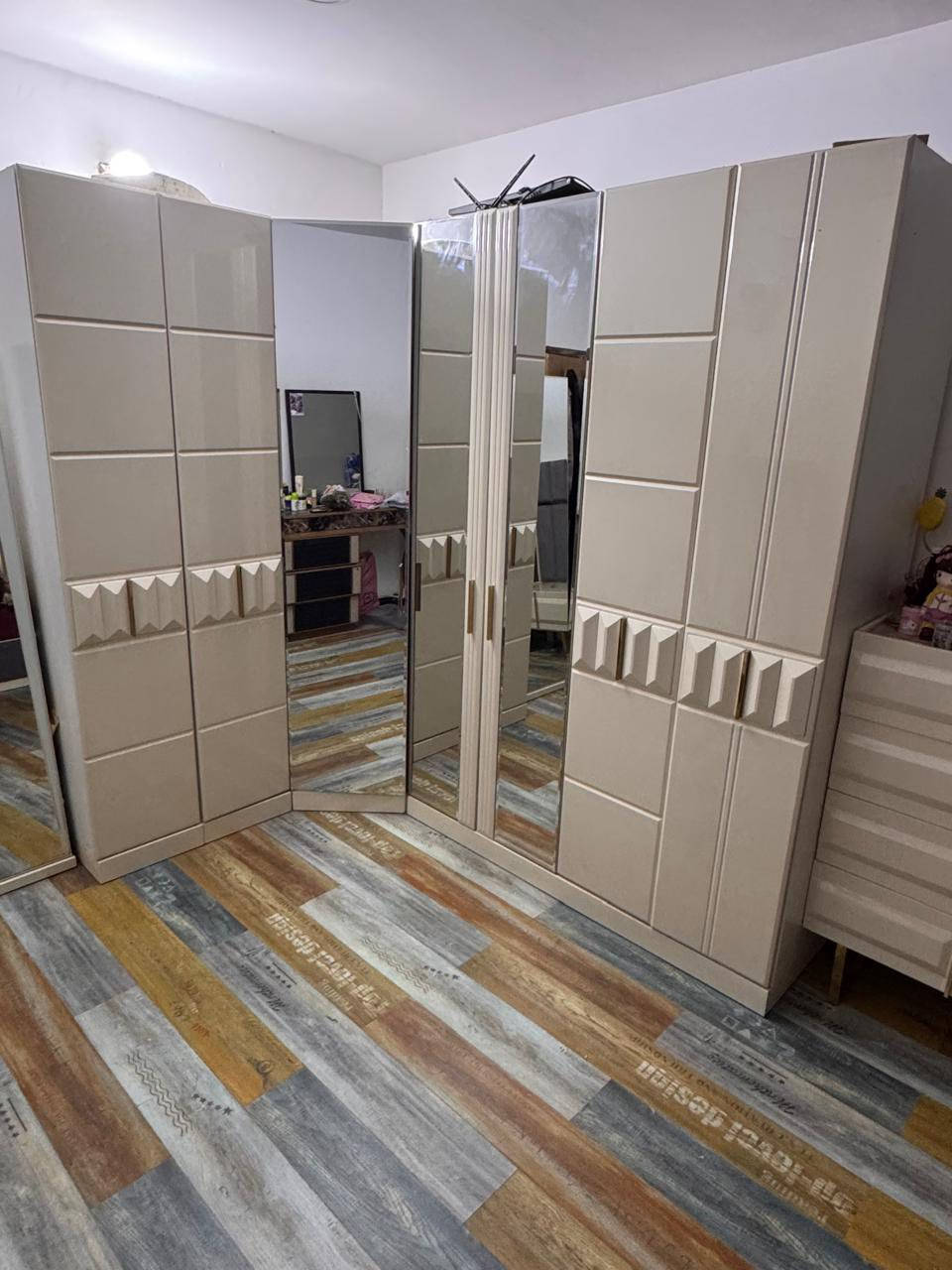 غرفه للبيع كنتور زاويه 9 باب منفصل 

1- كنتور زاويه قطع منفصل 

2- جربايه خزن 

3- شازلون 

4- مرآه عاموديه 

4- تسريحه قطع الجربايه الجانبيه مع لد اناره 

5 - ميز ب 4 جرارات خزن 

6 - شازلون 

7- ميز مراه مع لد اناره متكامل 

8- خزن اسفل الجربايه 

9- اناره مخفيه في القطع 

سبب البيع راح اشيل بغير بيت واريد ابيعه لان المكان الجديد متكفي بي 

الغرفه جبيره واني مطلع جزء من الكنتور خارج الغرفه لان متكفي 
الله شاهد اخذتها ب4 ملاين وشوي وابيعها ب850 قفل 
وبيها شوي بعض التعديلات اثناء الفتح والشد ترتبها 

مناسبه وحلوه لليريد يبدل او يزوج ويدور سعر مناسب 

العنوان بغداد الاعلام شارع المستوصف 
***********
