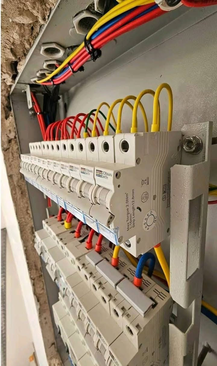 ⚡️ أعمال صيانة وتمديدات كهربائية بأعلى جودة 💡
تركيب لوحات، مفاتيح، إنارة، وتنظيم الأسلاك بكل احترافية 🔧
هذا من عملي 💪
للتواصل : *********** #كهرباء #صيانة #كهربائي
