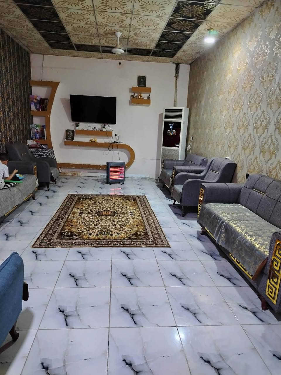 بيت بل جزيرة الفيروزيه جسر لأول مقابل مدرسه العنفوان طابقين مساحه ١٥٠متر يحتوي على طارمه وحمام خارجي واستقبال ومطبخ وصاله وحمام داخلي ومنور وغرفه فوك غرفتين وصاله وحمام وسطح علماً ينباع هوه والكاونتر السعر 95 وبي مجال قليل
للأستفسار ***********
