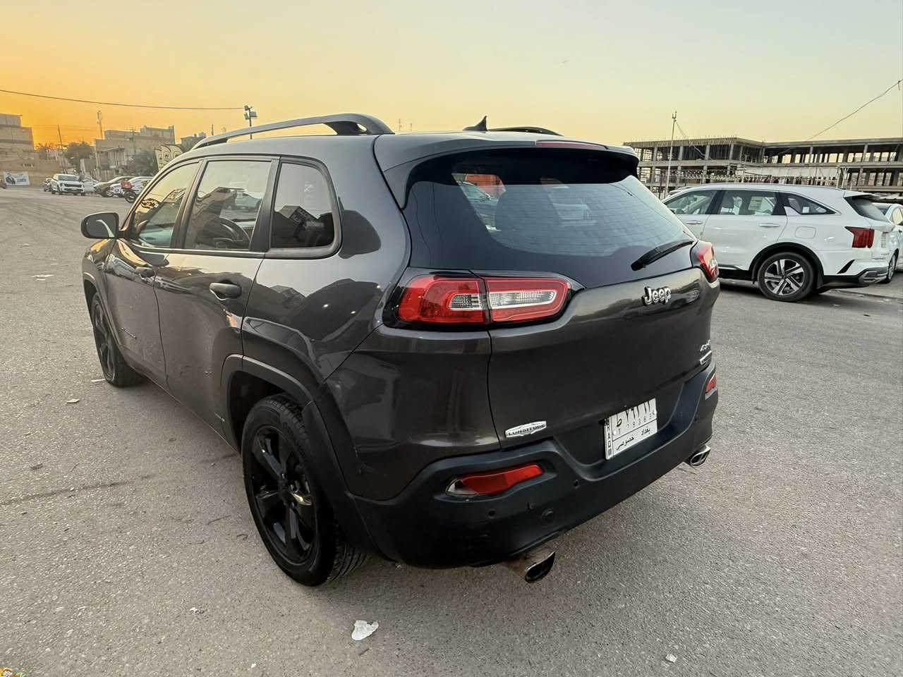 جيب شيروكي بزون 
لون فيلي 
موديل 2017
رقم بغداد مشروع وطني 
كير ومكينة كفالة 
ماشية ١٠٠ الف ميل
ضربة خفيفة جاملغ امامي وخلفي
السعر ١٢٠$ وبيها مجال
مكاني بغداد 
***********
