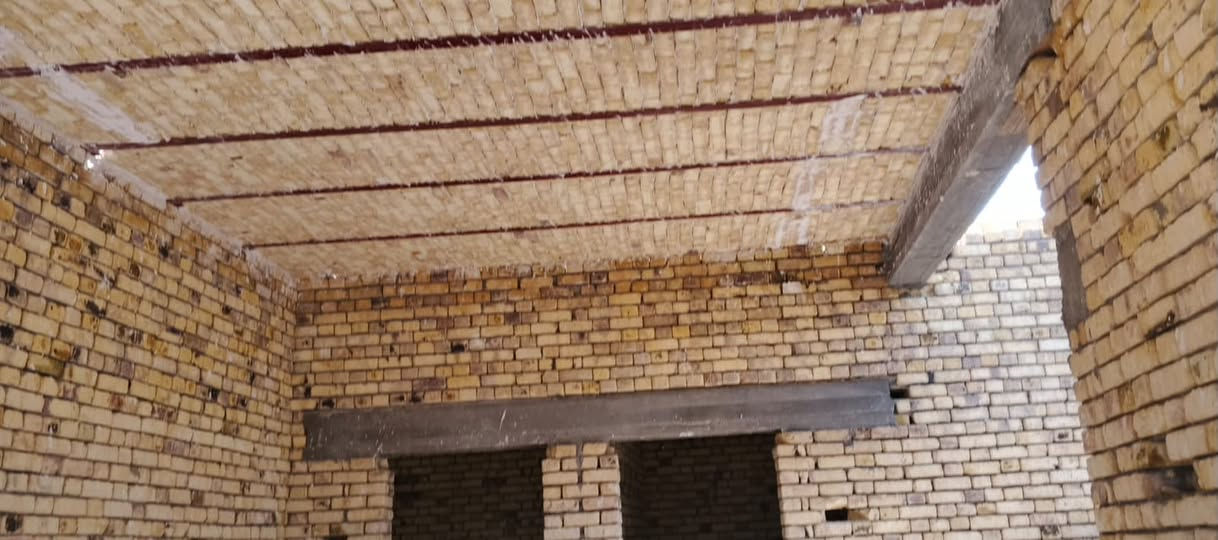 سلام عليكم 
هيكل مسقف بناء طابوق 
مساحة (200م) حي الزهراء 
خلف محلات ال عويد 
يتكون من غرفتين وصاله ومطبخ واستقبال وصحيات داخليه وخارجيه 
للاستفسار/ مراجعة مكتب عقارات الفنار مجاور مستشفى الخضر العام (***********)
